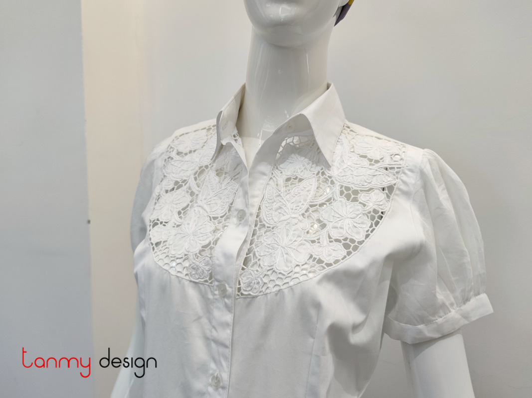 Shortsleeve top with lace embroidery